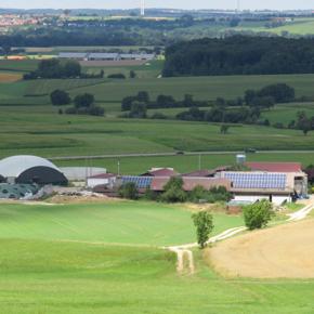 Landwirtschaftlicher Betrieb und Biogasanlage im Außenbereich; Bild Hermann Wiest LEL
