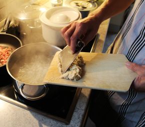 Spätzle schaben; Bild Friederike Wöhrlin LEL