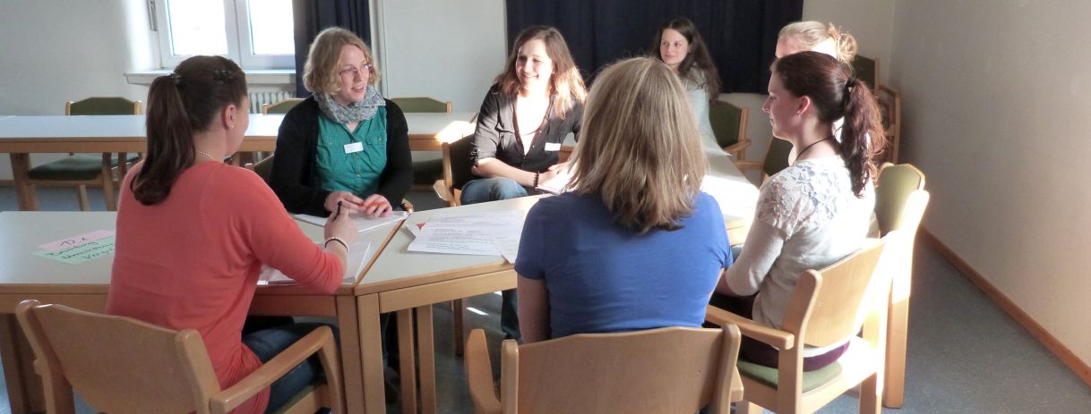 Mehre Personen die in Kleingruppen arbeiten; Bild Matthias Schuhbeck LEL 