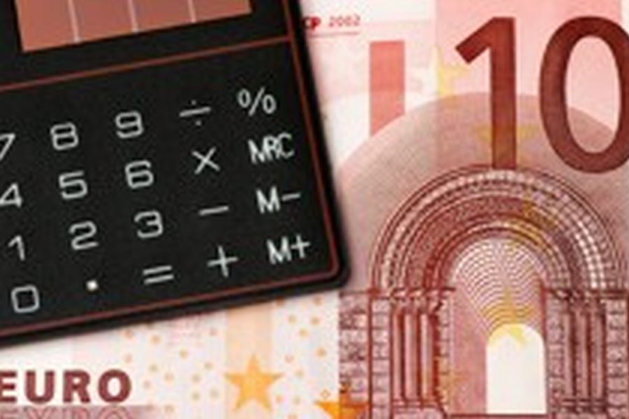 Taschenrechner auf einem Zehn-Euro-Schein
