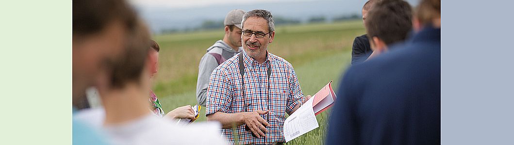 Feldbegehung, Menschen auf dem Feld; Bild Jan Potente MLR