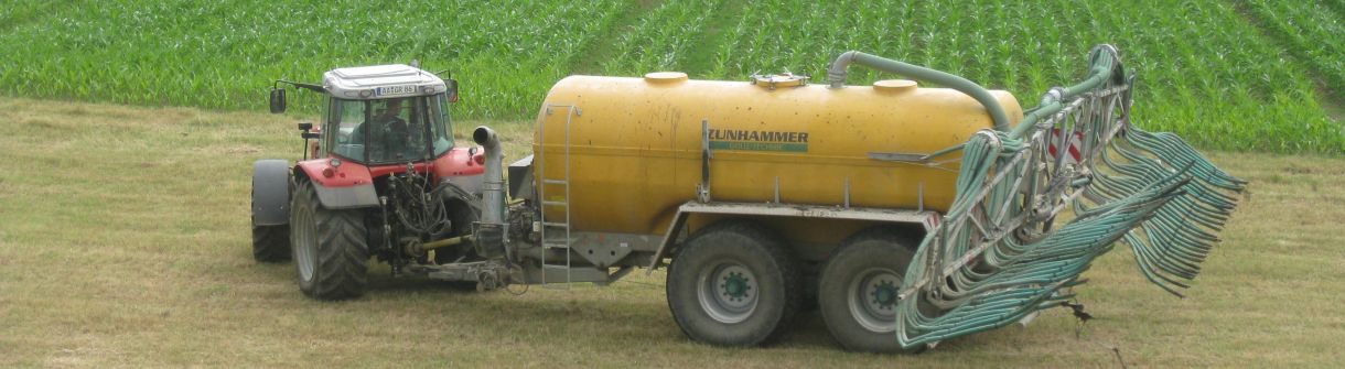 Düngemittelfass mit Schleppschläuchenm