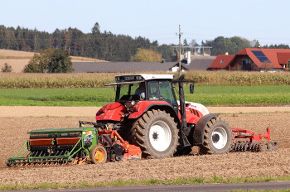 Traktor mit Saatkombination bei der Aussaat; Bild pixabay-pflanzenbau