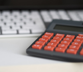 Tastatur und Taschenrechner; Bild pixabay-buero