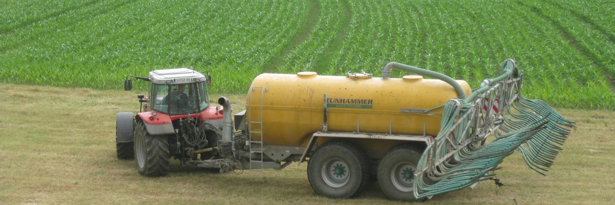Düngemittelfass mit Schleppschläuchen; Bild Hermann Wiest LEL