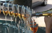 Weinprobe einschenken; Bild Achim Bader LEL