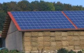 Photovoltaikanlage auf landwirtschaftlichem Betriebsgebäude; Bild Werner Schmiddriv.