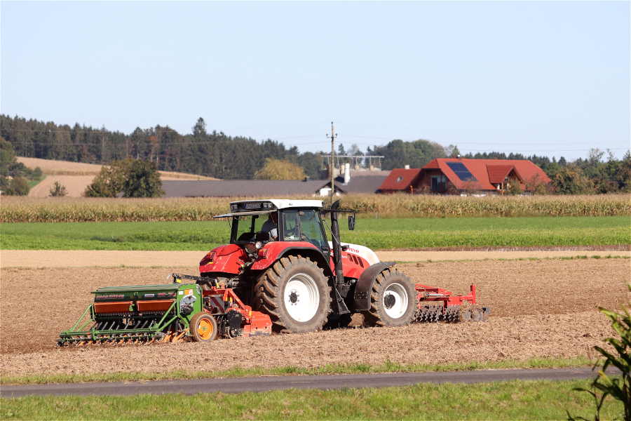 Traktor mit Saatkombination bei der Aussaat; Bild pixabay-pflanzenbau